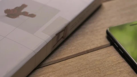 Free Video Stock Smartphone And Book Live Wallpaper - Free Live Wallpaper