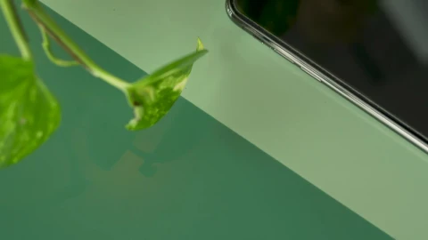 Free Video Stock Smartphone On A Table Live Wallpaper - Free Live Wallpaper