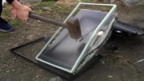 Free Video Stock Smashing An Old Tv With A Large Hammer Live Wallpaper - Free Live Wallpaper
