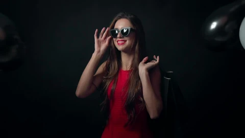 Free Video Stock Smiling Model With Falling Balloons On Black Background Live Wallpaper - Free Live Wallpaper