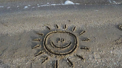 Free Video Stock Smiling Sun Drawn In The Sand On A Beach Live Wallpaper - Free Live Wallpaper
