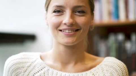 Free Video Stock Smiling Woman Portrait Live Wallpaper - Free Live Wallpaper