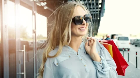 Free Video Stock Smiling Woman Walks Outside Shopping Mall Live Wallpaper - Free Live Wallpaper