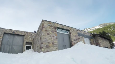 Free Video Stock Snowboarder Jumping From A Roof Live Wallpaper - Free Live Wallpaper