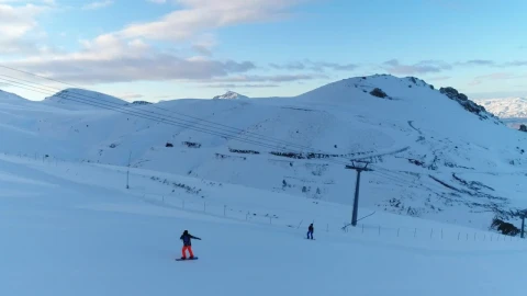 Free Video Stock Snowboarding Down A Slope Live Wallpaper - Free Live Wallpaper
