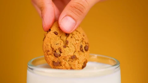Free Video Stock Soaking A Choco Chip Cookie In Milk Live Wallpaper - Free Live Wallpaper