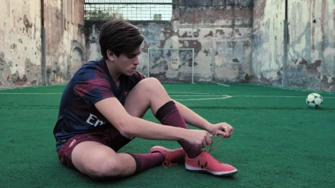 Free Video Stock Soccer Player Ties His Laces Live Wallpaper - Free Live Wallpaper