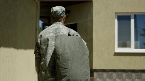 Free Video Stock Soldier Arriving At Home To Kiss Wife Live Wallpaper - Free Live Wallpaper