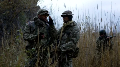 Free Video Stock Soldier Giving Instructions On The Battlefield Live Wallpaper - Free Live Wallpaper