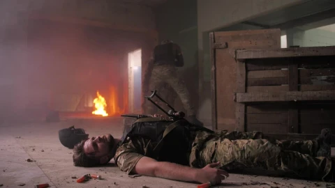 Free Video Stock Soldier Moving In To Help A Downed Man Live Wallpaper - Free Live Wallpaper