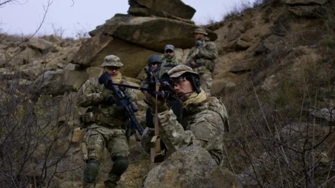 Free Video Stock Soldier Patrol Going Down The Hill Live Wallpaper - Free Live Wallpaper