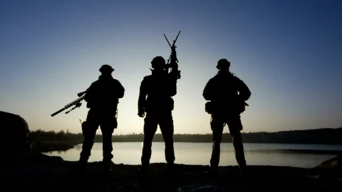 Free Video Stock Soldier Silhouettes Posing With Guns In The Sunset Live Wallpaper - Free Live Wallpaper