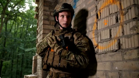 Free Video Stock Soldier With A Gun In Hand Advancing Cautiously Live Wallpaper - Free Live Wallpaper