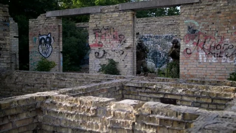 Free Video Stock Soldiers Checking Corners Live Wallpaper - Free Live Wallpaper