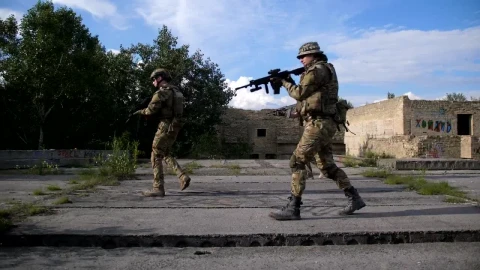 Free Video Stock Soldiers Clearing An Urban Ruin Live Wallpaper - Free Live Wallpaper