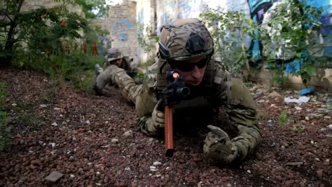 Free Video Stock Soldiers Crawling Across The Ground Live Wallpaper - Free Live Wallpaper