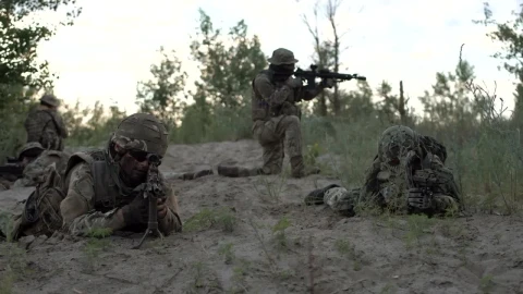 Free Video Stock Soldiers In Defense Position On The Battlefield Live Wallpaper - Free Live Wallpaper
