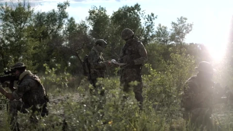Free Video Stock Soldiers Looking At Map On The Battlefield Live Wallpaper - Free Live Wallpaper