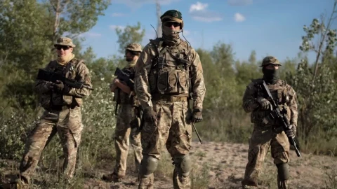 Free Video Stock Soldiers Posing In Nature Live Wallpaper - Free Live Wallpaper