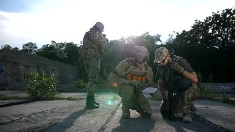 Free Video Stock Soldiers Using A Map Live Wallpaper - Free Live Wallpaper