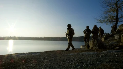 Free Video Stock Soldiers Walking By The Lake At Sunset Live Wallpaper - Free Live Wallpaper