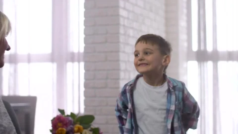 Free Video Stock Son Giving His Happy Mother A Box Live Wallpaper - Free Live Wallpaper