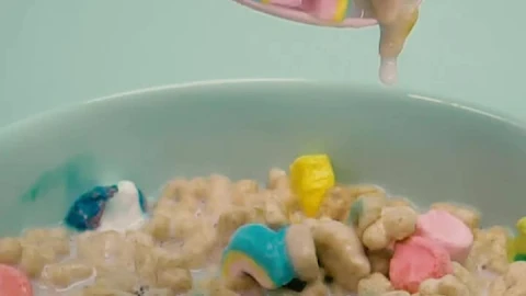 Free Video Stock Spoonful Of Cereal With Marshmallows And Milk Live Wallpaper - Free Live Wallpaper