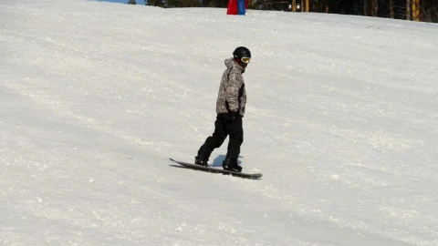 Free Video Stock Sportsman Snowboarding Down The Hill Live Wallpaper - Free Live Wallpaper