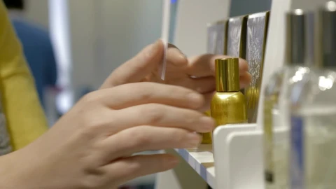 Free Video Stock Spraying A Perfume Sample Live Wallpaper - Free Live Wallpaper