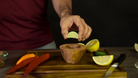 Free Video Stock Squeezing Lime Into A Bowl Live Wallpaper - Free Live Wallpaper