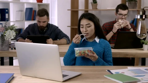 Free Video Stock Staff Eating At Their Desk Live Wallpaper - Free Live Wallpaper