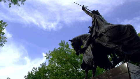 Free Video Stock Statue Against A Blue Sky Live Wallpaper - Free Live Wallpaper