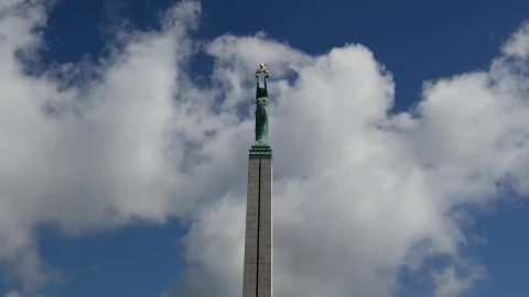 Free Video Stock Statue Below The Clouds Live Wallpaper - Free Live Wallpaper