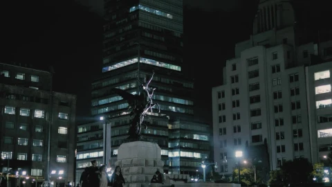 Free Video Stock Statue In A City Square Downtown At Night Live Wallpaper - Free Live Wallpaper