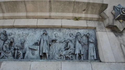 Free Video Stock Statues On The Side Of A Building Live Wallpaper - Free Live Wallpaper