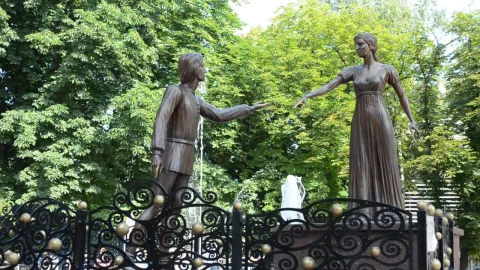 Free Video Stock Statues Reaching For Each Other Live Wallpaper - Free Live Wallpaper