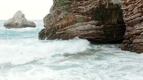 Free Video Stock Stormy Sea Breaking Its Waves On The Rocks Live Wallpaper - Free Live Wallpaper