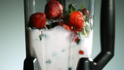 Free Video Stock Strawberries And Blueberries In The Blender Live Wallpaper - Free Live Wallpaper