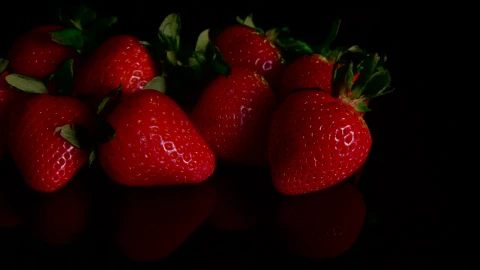 Free Video Stock Strawberries On A Dark Table Live Wallpaper - Free Live Wallpaper