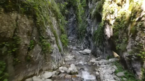 Free Video Stock Stream With Two Rock Formations On The Sides Live Wallpaper - Free Live Wallpaper