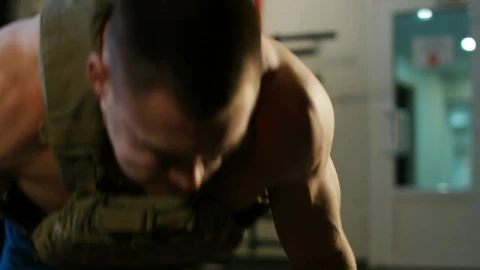 Free Video Stock Strong Man Doing Push Ups In The Gym Live Wallpaper - Free Live Wallpaper