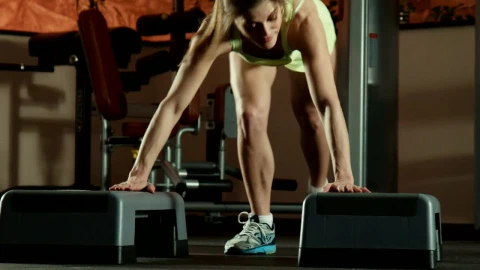 Free Video Stock Strong Woman Doing Push Ups In The Gym Live Wallpaper - Free Live Wallpaper