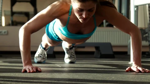 Free Video Stock Strong Woman Doing Push Ups Ground View Live Wallpaper - Free Live Wallpaper