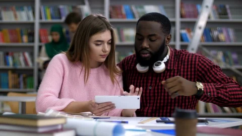 Free Video Stock Students At University Live Wallpaper - Free Live Wallpaper