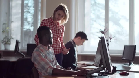 Free Video Stock Students Helping Each Other In The Computer Room Live Wallpaper - Free Live Wallpaper