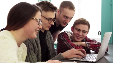 Free Video Stock Students Reading A Post On The Internet Live Wallpaper - Free Live Wallpaper