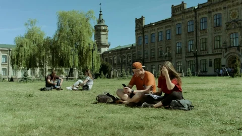Free Video Stock Students Resting In A University Garden Live Wallpaper - Free Live Wallpaper
