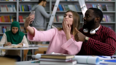 Free Video Stock Students Taking A Selfie In The Library Live Wallpaper - Free Live Wallpaper