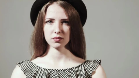 Free Video Stock Stylish Girl Showing A  Dollar Live Wallpaper - Free Live Wallpaper
