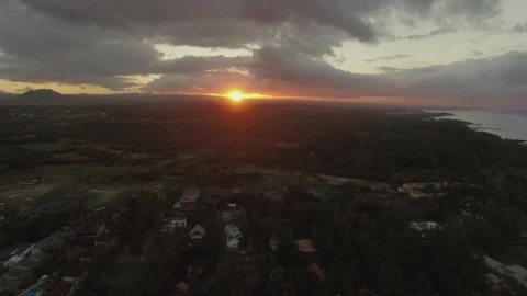 Free Video Stock Sunlight Falling Behind A Mountain Live Wallpaper - Free Live Wallpaper